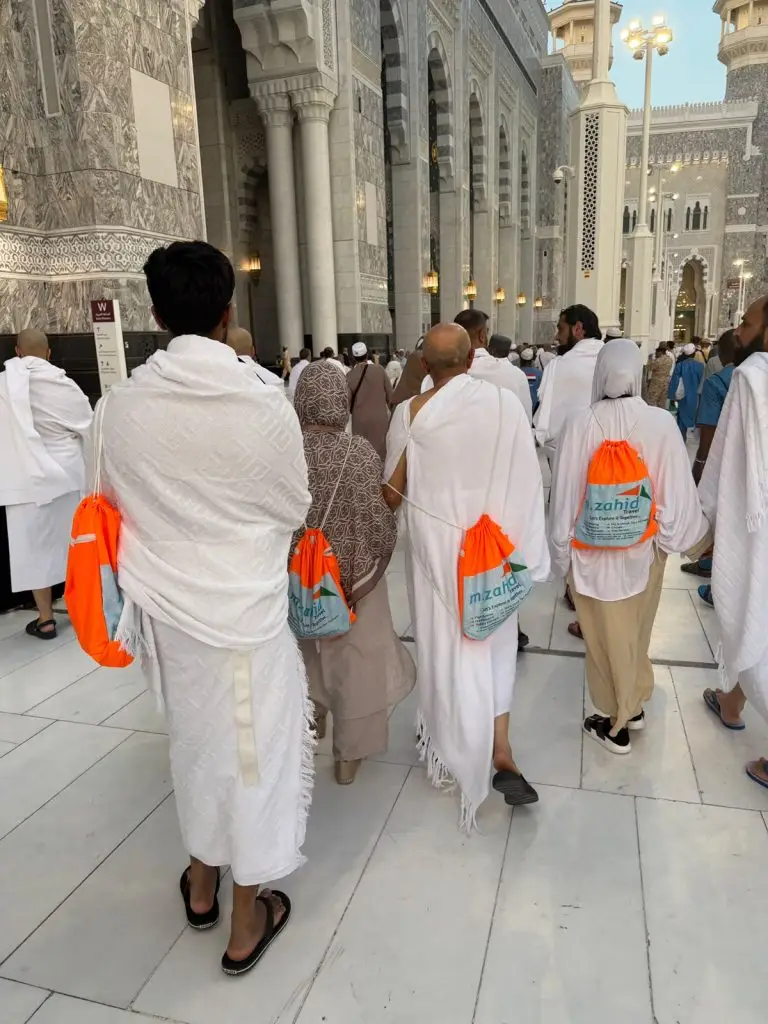 Pilgrams walking to Kabaah