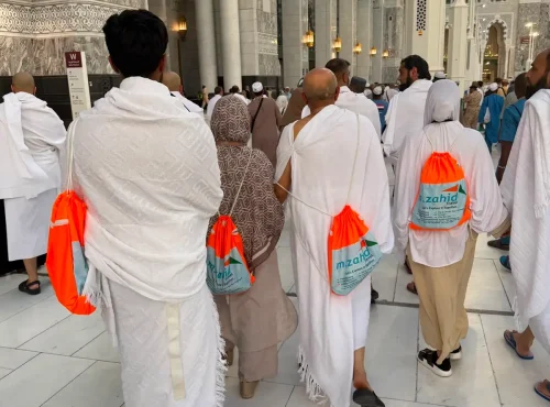 Pilgrams walking to Kabaah